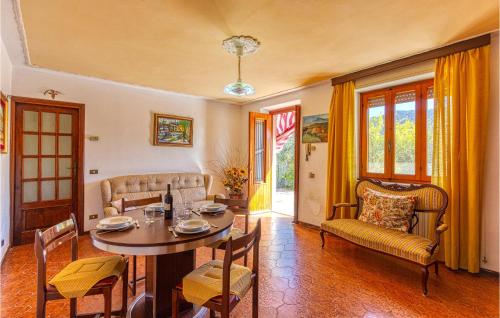 un soggiorno con tavolo e sedie di Holiday Home Locmansana,Il Ceppo a Montemagno