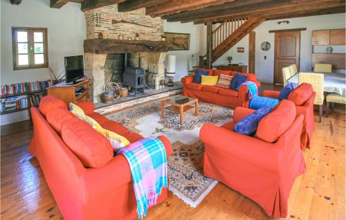 Χώρος καθιστικού στο Cozy Home In Eglise Neuve D'issac