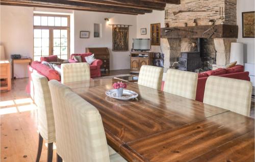 une salle à manger avec une table et des chaises en bois dans l'établissement Cozy Home In Eglise Neuve Dissac, à La Visayre