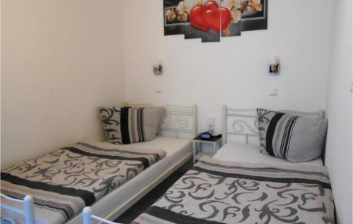 2 łóżka pojedyncze w pokoju z: w obiekcie Lovely Home In Diemelsee Ot Sudeck With Kitchen w mieście Rhenegge