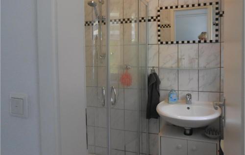 W łazience znajduje się umywalka oraz prysznic z lustrem. w obiekcie Lovely Home In Diemelsee Ot Sudeck With Kitchen w mieście Rhenegge