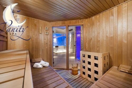 a room with a sauna with a sign on the wall at Vanity SPA in Balestrate