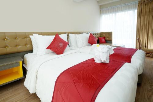 Postel nebo postele na pokoji v ubytování Ramada by Wyndham Yogyakarta