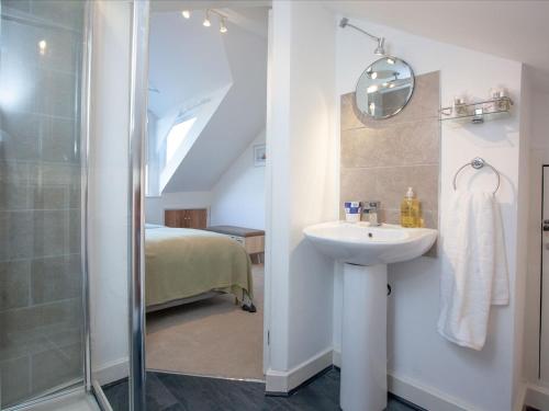 een badkamer met een wastafel en een douche bij The Lookout 43 in Brixham