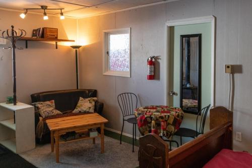 ein Wohnzimmer mit einem Sofa und einem Tisch in der Unterkunft Meadow Suites in Wells in Barkerville