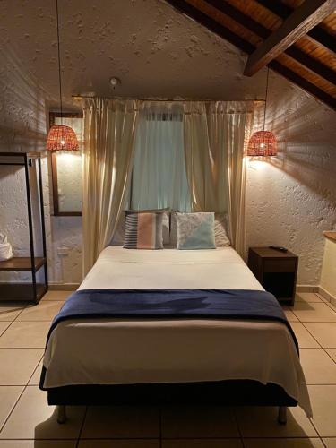 Una cama o camas en una habitación de THIS IS COLOMBIA HOSTEL