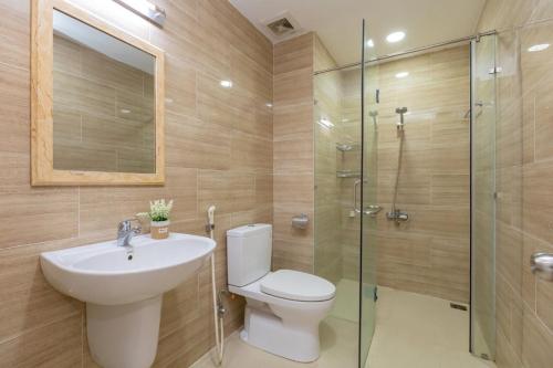 une salle de bain avec toilettes, lavabo et douche dans l'établissement Nice Oasky with seaView Apartment Vũng Tàu, à Vung Tau