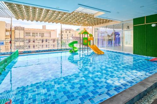 une grande piscine avec une aire de jeux dans un immeuble dans l'établissement Nice Oasky with seaView Apartment Vũng Tàu, à Vung Tau