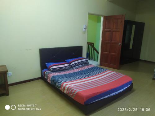 Postel nebo postele na pokoji v ubytování Homestay Budget Bukit Beruntung