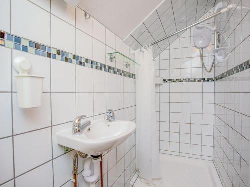 y baño blanco con lavabo y ducha. en Apartment Fourteen - Uk39870, en Paignton