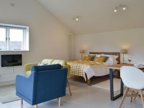 1 dormitorio con 1 cama, mesa y sillas en Staveley Park Studio - Uk33716, en Staveley