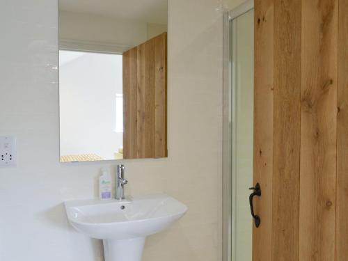 y baño con lavabo y espejo. en Staveley Park Studio - Uk33716, en Staveley