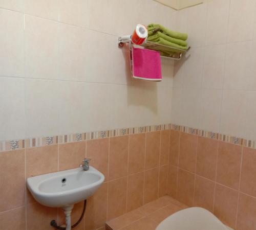 y baño con lavabo blanco y aseo. en Loven Sanur Guest House, en Sanur