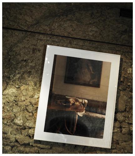 a picture frame on the ground next to a painting at Relais & Châteaux Taubenkobel in Schützen am Gebirge