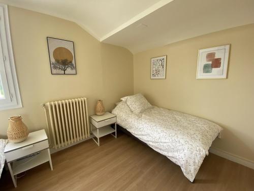 Postel nebo postele na pokoji v ubytování Charmant T3 avec jardin privé, proche des Thermes, bien équipé, parking inclus - FR-1-541-97