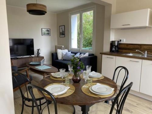 kuchnia i jadalnia ze stołem i krzesłami w obiekcie Magnifique T3 au centre, jardin privatif, proche thermes, wifi, parking, jeux extérieurs, lave-linge/sèche-linge - FR-1-541-94 w mieście La Roche-Posay