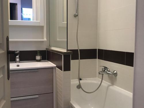 une salle de bain avec douche et lavabo dans l'établissement Appartement 3 pièces avec grande terrasse, climatisation, piscine et parking - FR-1-504-659, à Saint-Raphaël