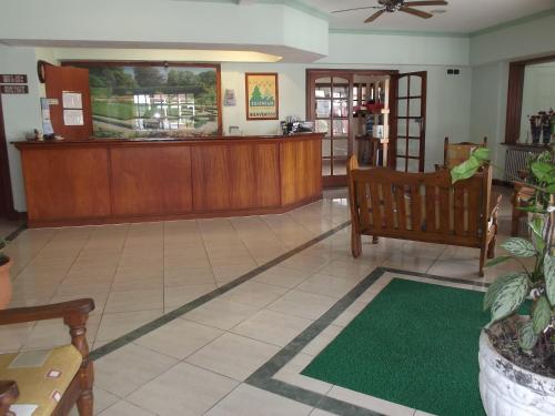 a waiting room with a reception desk and a waiting roomasteryasteryasteryasteryastery at Hotel Teomar in Villa Gesell