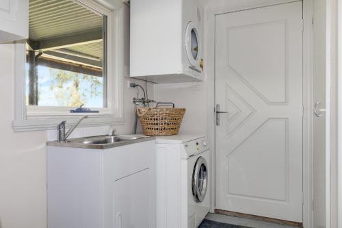 Una cocina o cocineta en Tall Trees- Forest hideaway on Hastings Lagoon