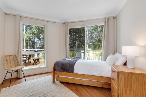 Una cama o camas en una habitación de Tall Trees- Forest hideaway on Hastings Lagoon