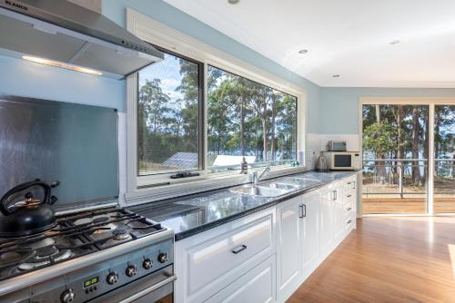 Una cocina o cocineta en Tall Trees- Forest hideaway on Hastings Lagoon