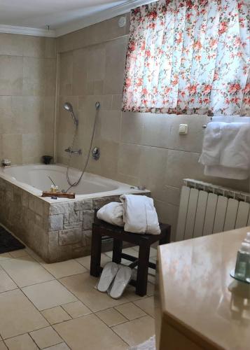 a bathroom with a bath tub and a sink at Rosh Pinat Noy in Rosh Pinna