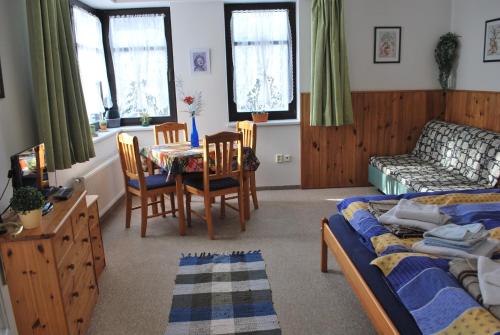 ハルラホフにあるM+M Apartmánのベッドルーム1室(ベッド1台、テーブル、椅子付)