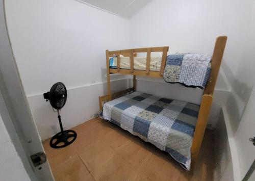 - une petite chambre avec 2 lits superposés et un ventilateur dans l'établissement Pucallpa House3, à Pucallpa
