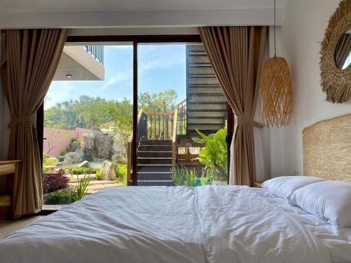 una camera con un letto di fronte a una grande finestra di Bàu Nhám Homestay a Xuyên Mộc