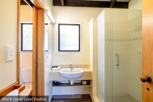 y baño con lavabo y ducha. en Unit 6 Kaiteri Apartments and Holiday Homes en Kaiteriteri