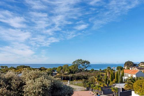 een uitzicht op de oceaan vanuit een huis bij Unit 6 Kaiteri Apartments and Holiday Homes in Kaiteriteri