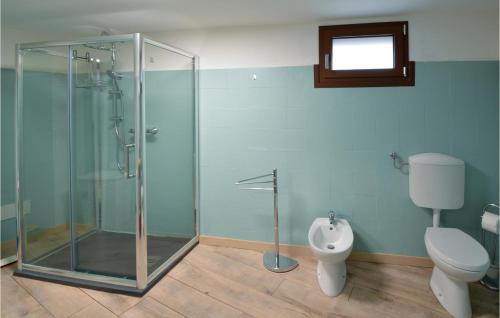 a bathroom with a glass shower and a toilet at Awesome Home In Burzanella With Wifi And 4 Bedrooms 