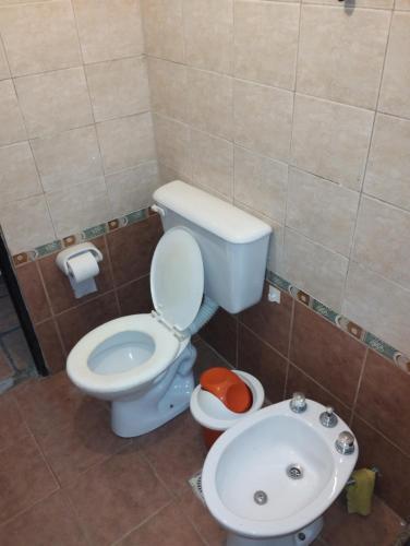 y baño con aseo y lavamanos. en Departamento Zona Norte en Córdoba