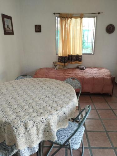 Habitación con mesa, sillas y cama en Departamento Zona Norte en Córdoba