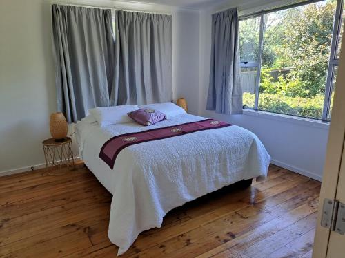 Un pat sau paturi într-o cameră la Richmond Central 3bdrm House sleeps 7