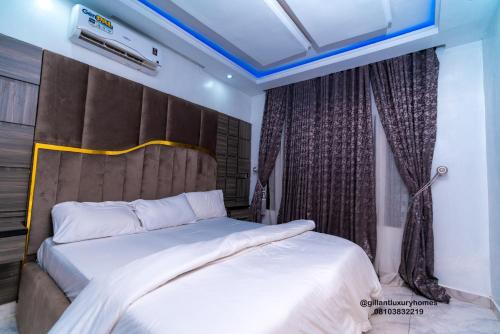 a bedroom with two beds in a room at Gillant Luxury Homes in Benin City