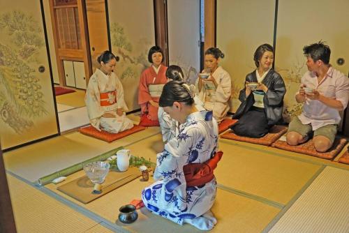 a group of people sitting on the floor in a room at 日本庭園古民家　飯田屋　Traditional experience iidayajapan in Yokohama