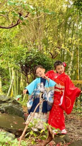 two young girls at 日本庭園古民家　飯田屋　Traditional experience iidayajapan in Yokohama