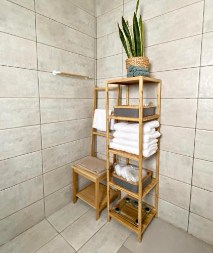 a bamboo towel rack in a bathroom with a plant at Peaceful 2 bedroom Flat in İncirli