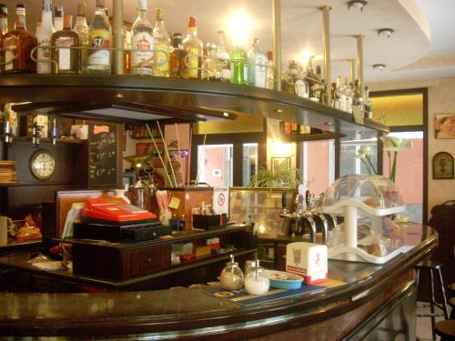 un bar con un montón de botellas encima en Hotel Corallo, en Moneglia