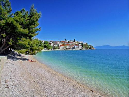 a beach with trees and houses in the water at apartmani Natali in Podaca