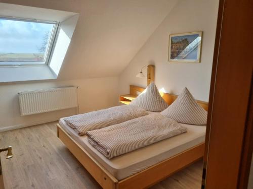 Un pat sau paturi într-o cameră la Gulfhof Greetsiel