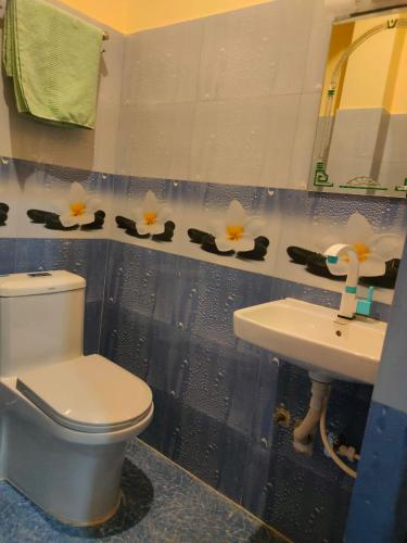 Kavre Guest House في لومبيني: حمام مع مرحاض ومغسلة