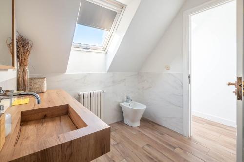 a bathroom with a sink and a toilet at Bista Eder Hotel & Lodge in Hondarribia