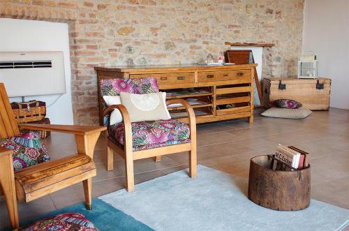 ein Wohnzimmer mit einem Holzschreibtisch und einem Stuhl in der Unterkunft B&B The Wine Room - Az. Agr. Matunei in Cardona