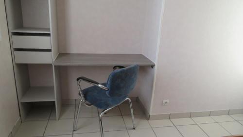 a blue chair sitting under a desk in a room at Gite en Sologne, -Châteaux de la Loire, Beauval - in Millançay