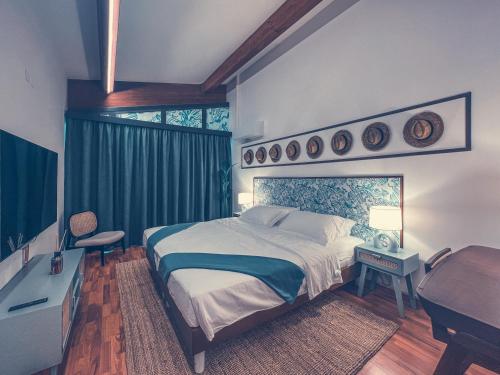 グラードにあるMarina House Primeroのベッドルーム1室(大型ベッド1台、デスク、窓付)