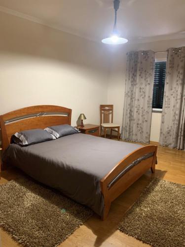 リベイラ・ブラーヴァにあるBento Lodge by Madeira Holiday Rentalsのベッドルーム1室(大型ベッド1台付)