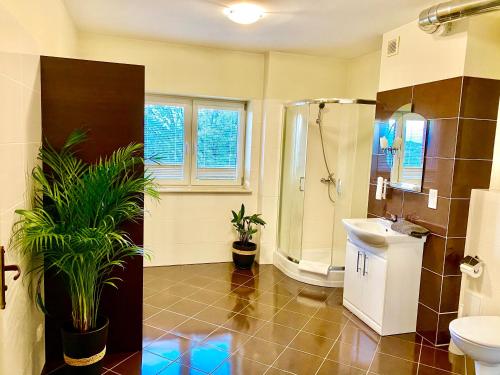 A bathroom at Słupsk forest PREMIUM HOTEL BUSINESS APARTAMENT M7 - Kaszubska street 18 - Wifi Netflix Smart TV50 - two bedrooms two extra large double beds - up to 6 people full - pleasure quality stay
