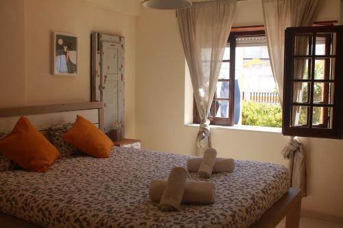 1 dormitorio con 1 cama con 2 toallas en Boa Onda Guesthouse, en Peniche